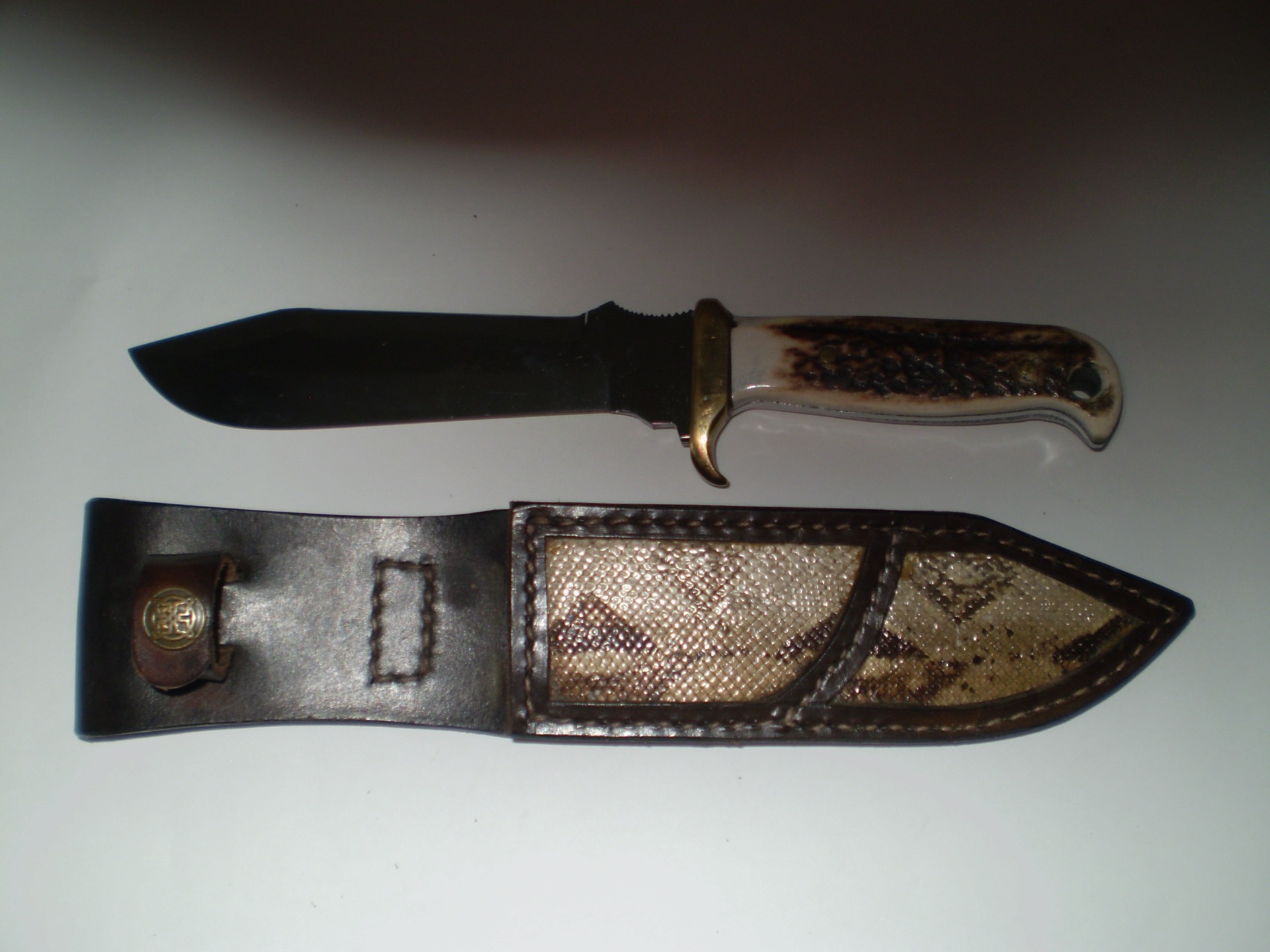 Délka 265 mm Ostří: 155 mm kování: mosaz materiál ostří: ocel AK9MO-17151 materiál střenky: jelení paroh