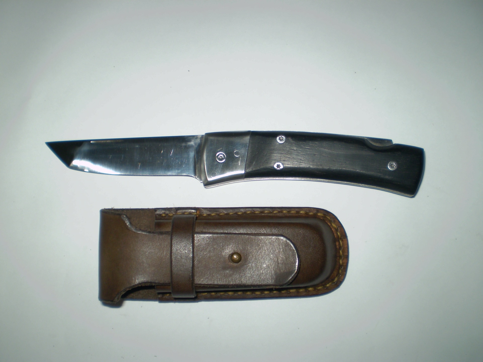 Délka 240 mm Ostří: 105 mm kování: nerez materiál ostří: ocel AK9MO-17151 materiál střenky: Eben