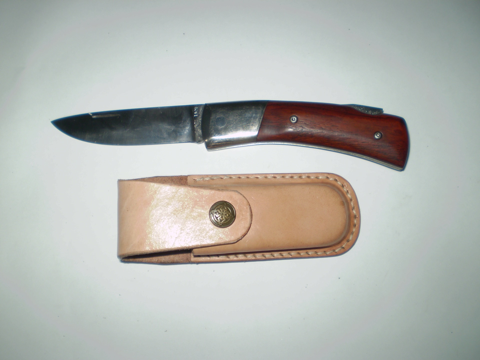 Délka 230 mm Ostří: 100 mm kování: titan materiál ostří: ocel RWL 34 materiál střenky: Cocobolo