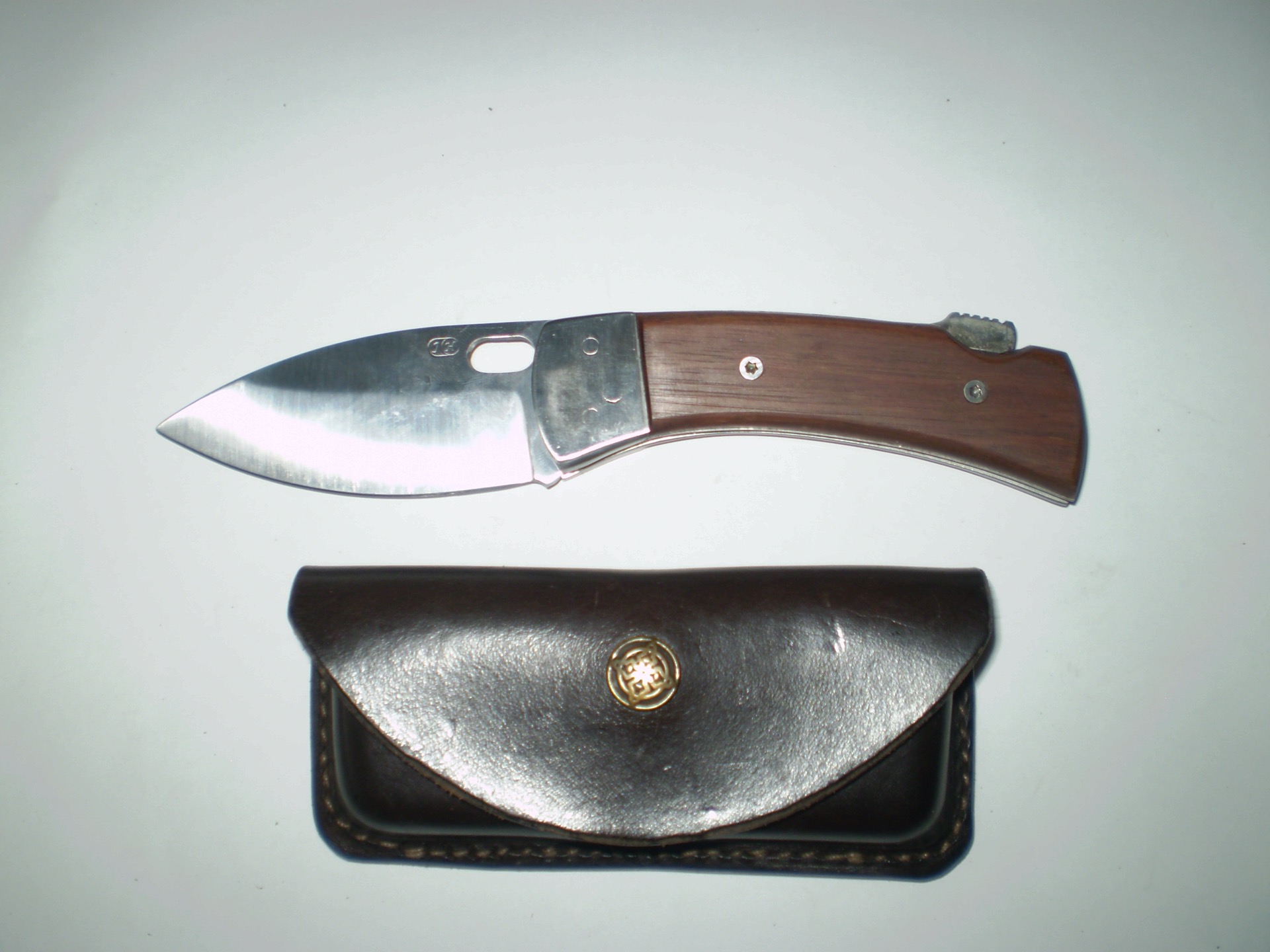 Délka 210 mm Ostří: 87 mm kování: nerez materiál ostří: ocel AK9MO-17151 materiál střenky: Merbau